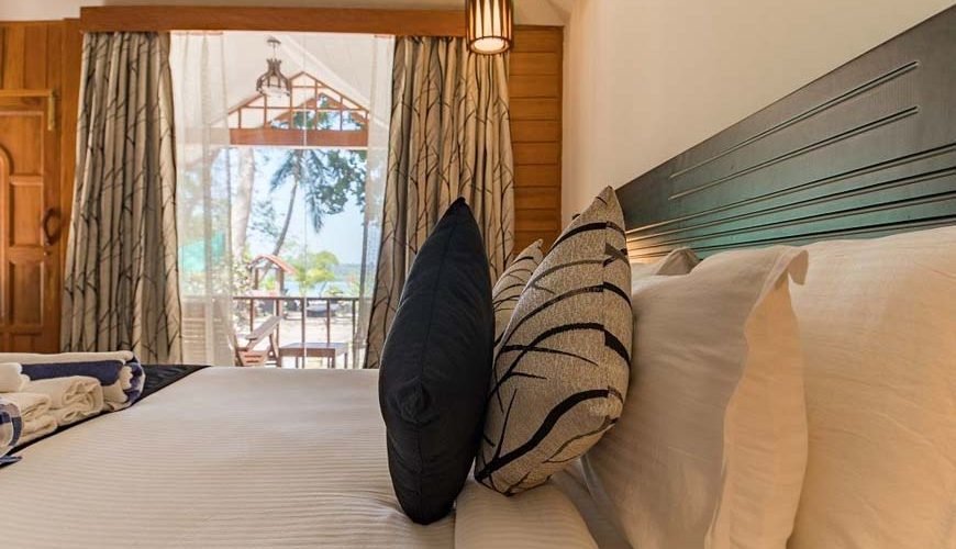 a luxury suit cottage ocean front in Havelock island beach resort